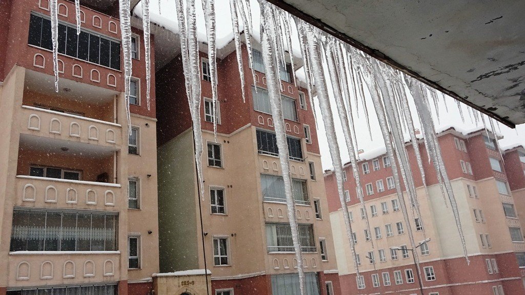 Bitlis’te tek katlı evler ve arabalar kara gömüldü