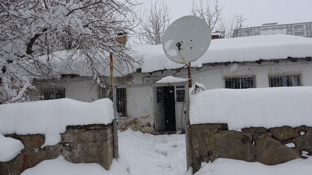 Bitlis’te tek katlı evler ve arabalar kara gömüldü