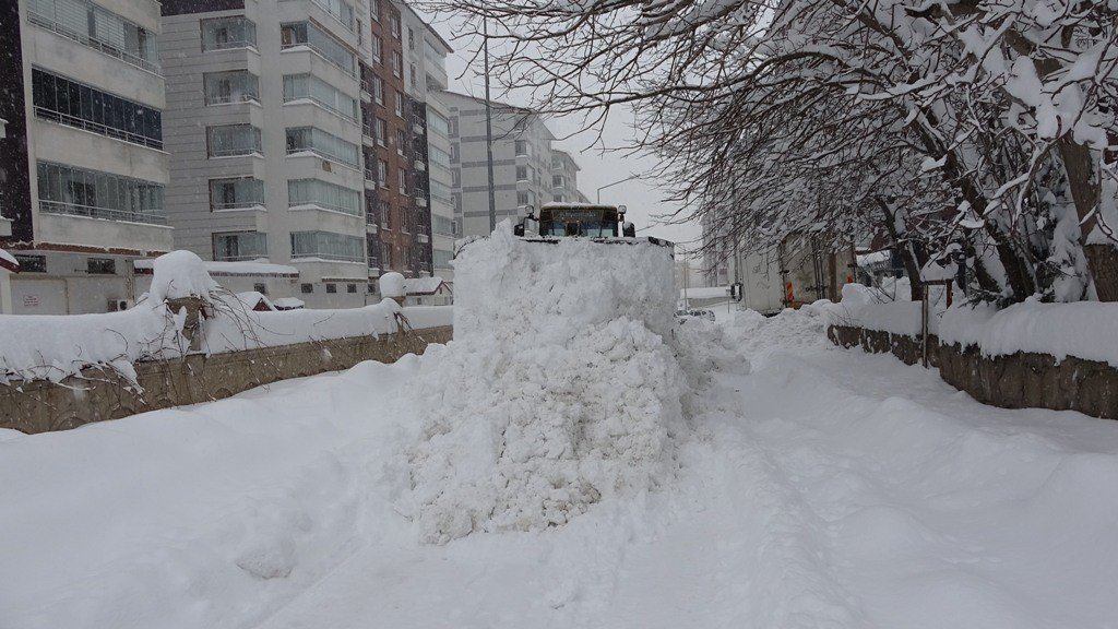 Bitlis’te tek katlı evler ve arabalar kara gömüldü