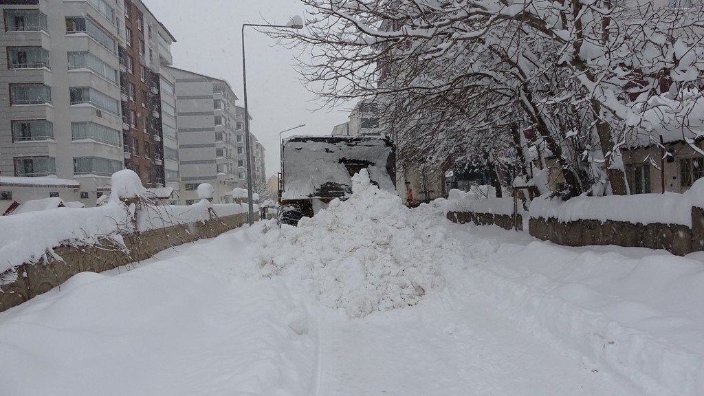 Bitlis’te tek katlı evler ve arabalar kara gömüldü