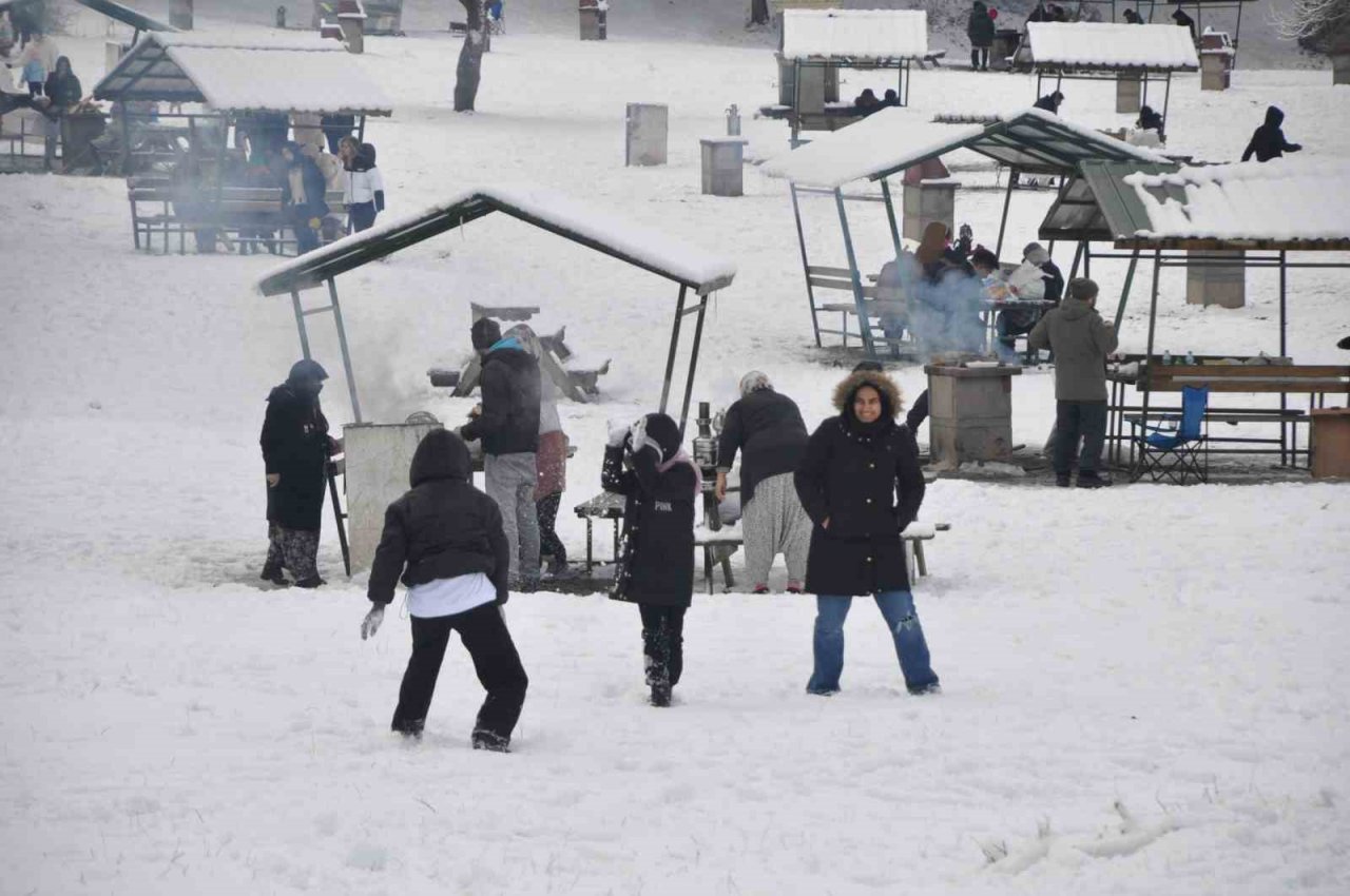 Abant’ta kar kalınlığı 15 santimetreyi buldu