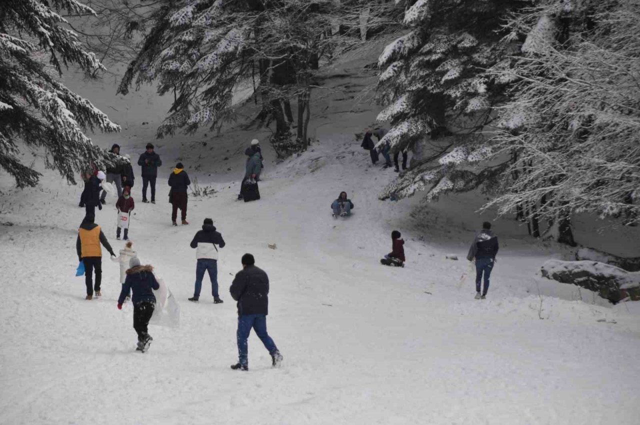 Abant’ta kar kalınlığı 15 santimetreyi buldu