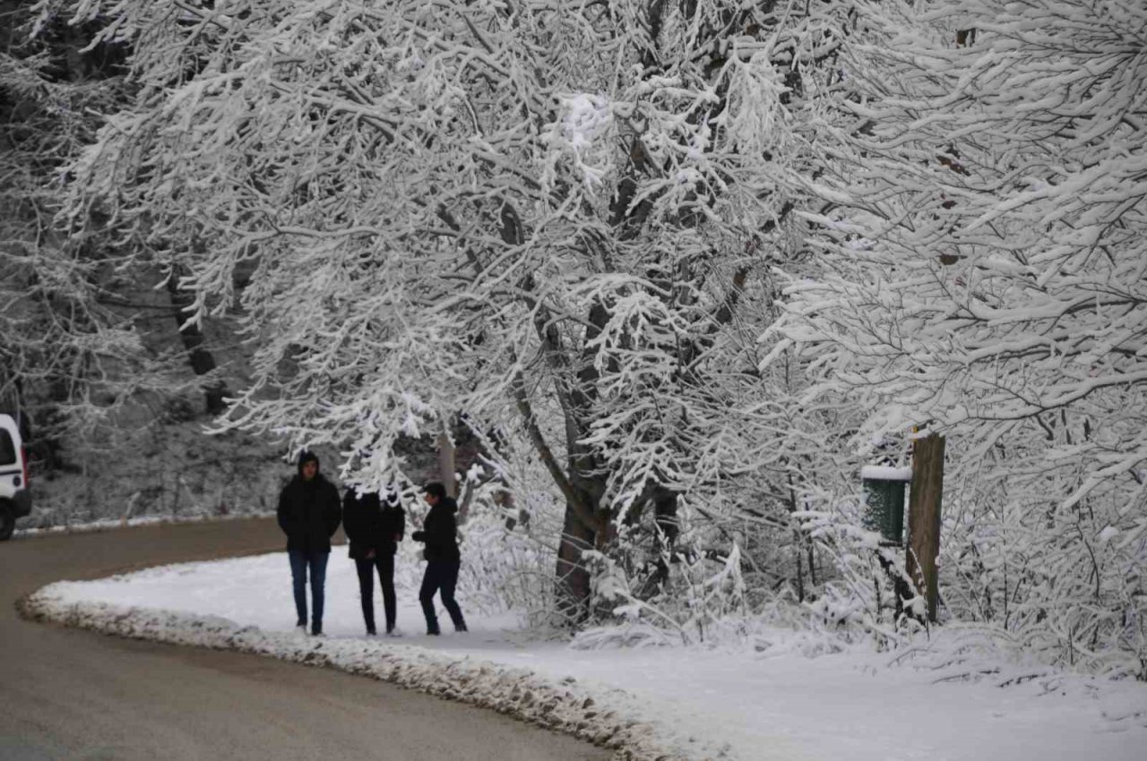 Abant’ta kar kalınlığı 15 santimetreyi buldu