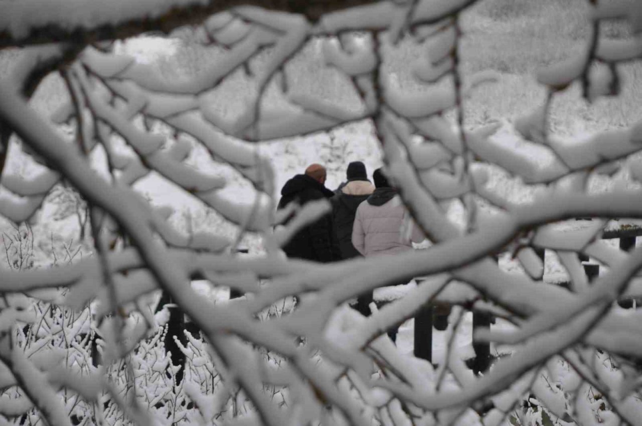 Abant’ta kar kalınlığı 15 santimetreyi buldu