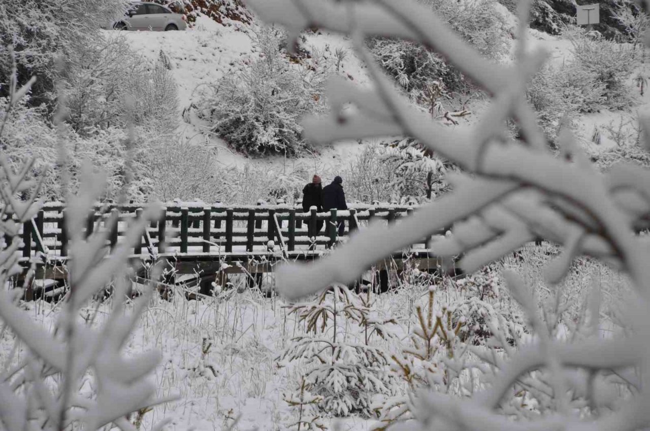 Abant’ta kar kalınlığı 15 santimetreyi buldu