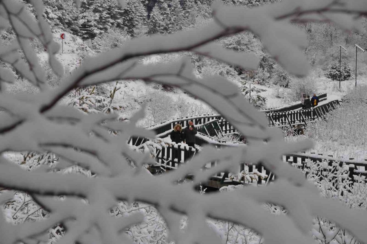 Abant’ta kar kalınlığı 15 santimetreyi buldu