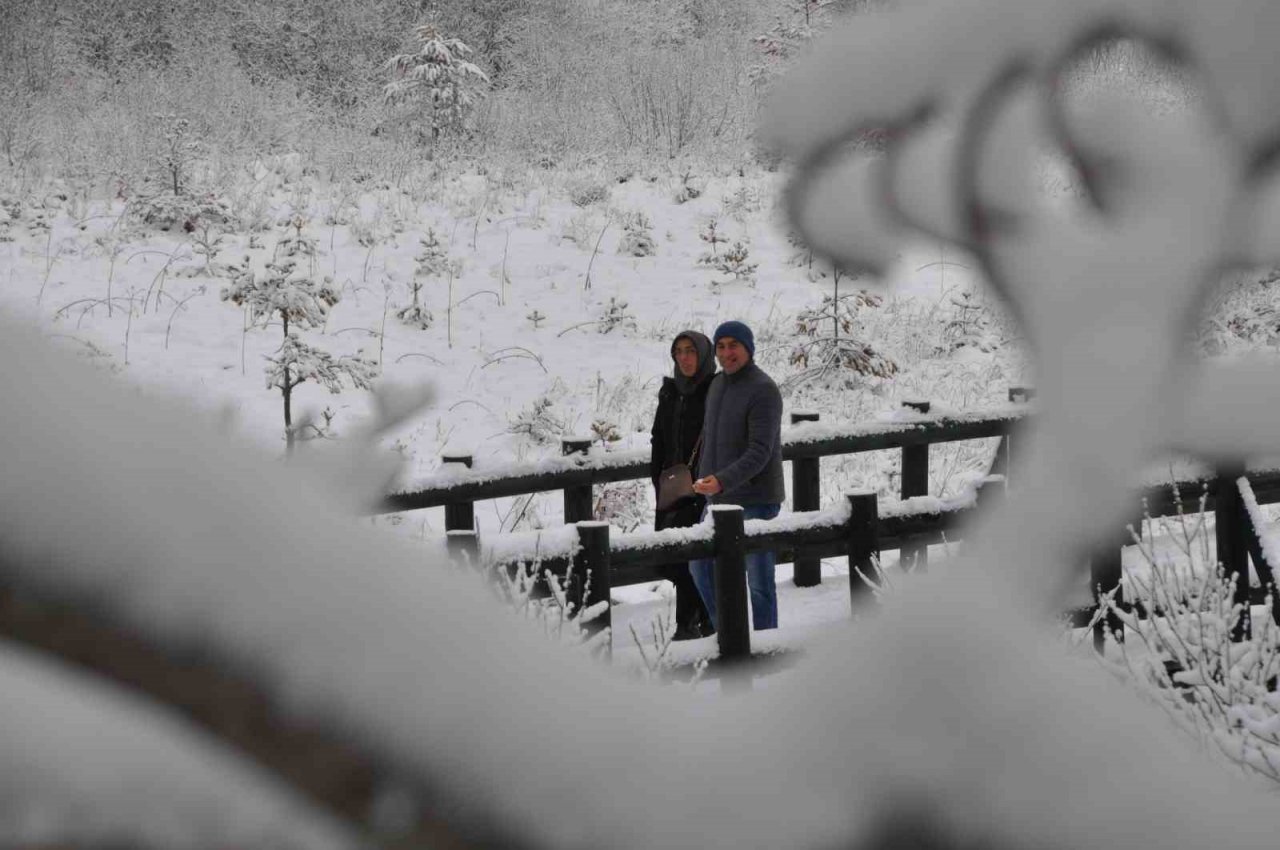 Abant’ta kar kalınlığı 15 santimetreyi buldu