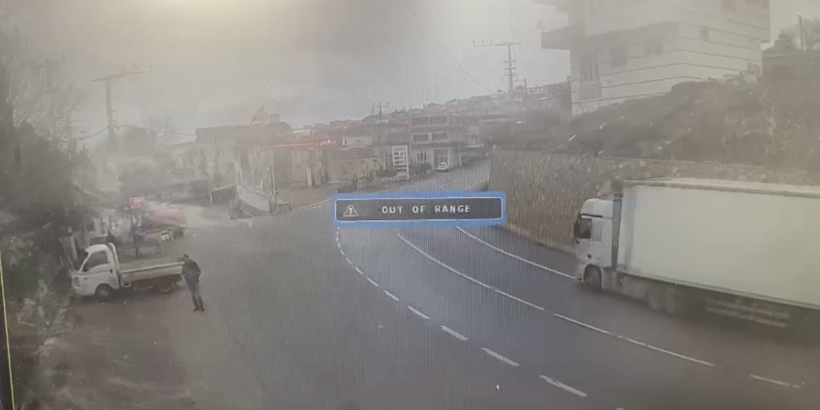 Bursa’da kontrolden çıkan tır kazası kameraya yansıdı