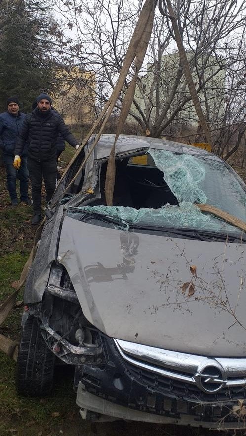 Otomobil bahçeye uçtu: 1 yaralı