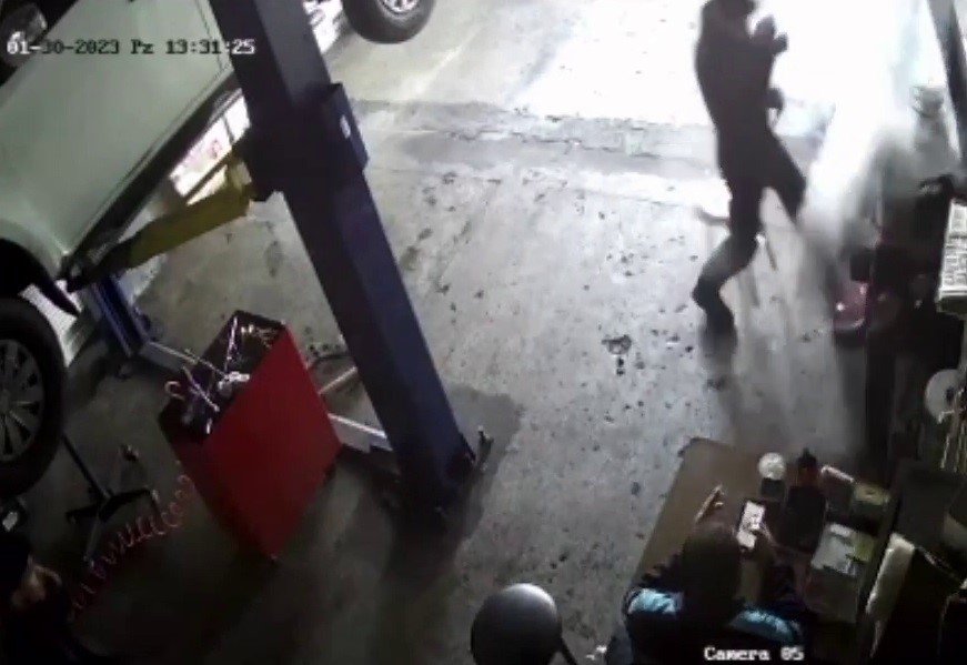 Oto sanayide soba parladı, 3 kişi hafif yaralandı