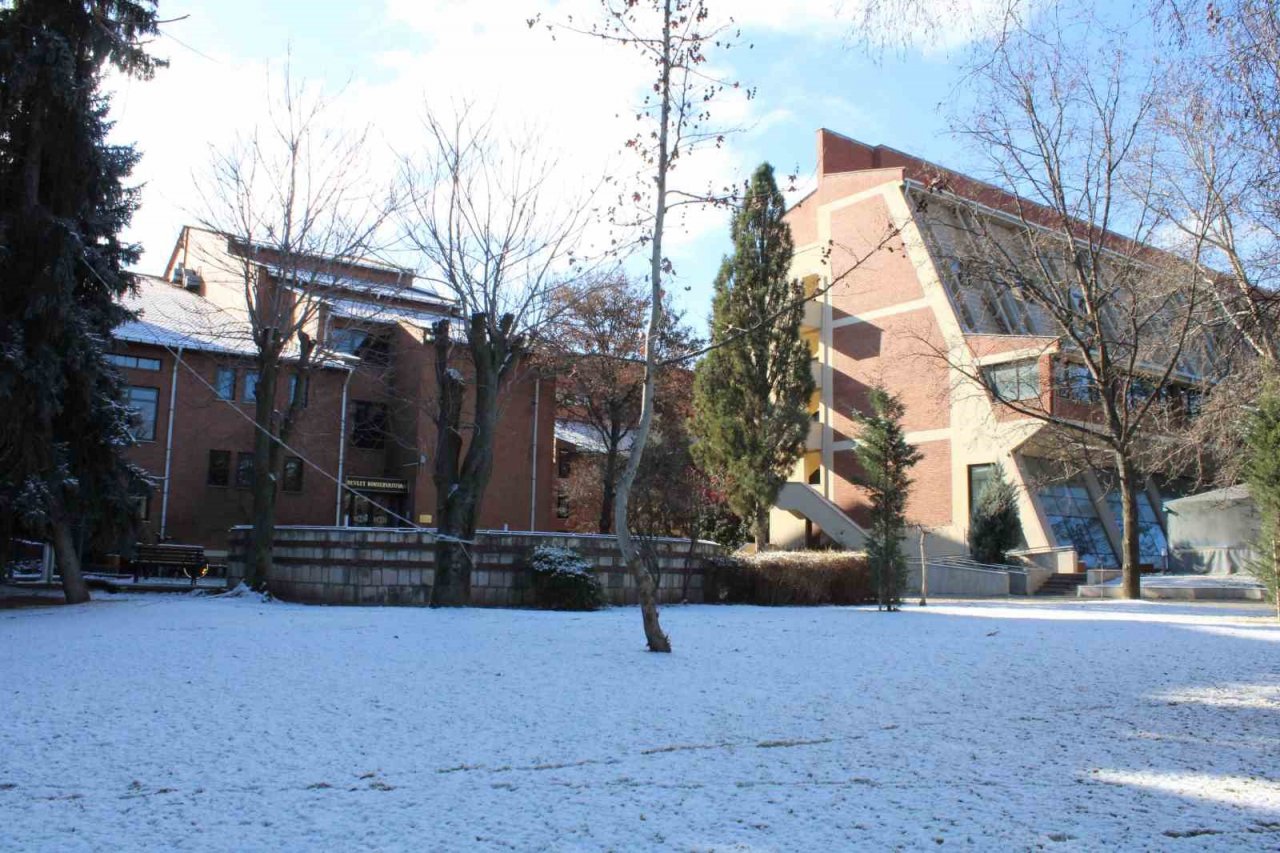 Anadolu Üniversitesi beyaza büründü