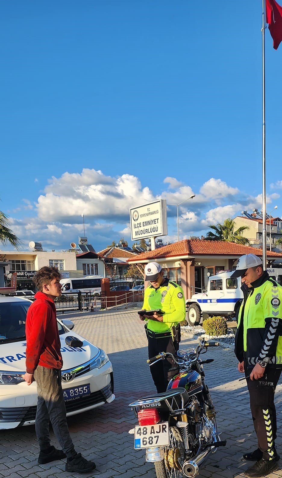 Yatarak motosiklet kullanan sürücü, polisten kaçamadı