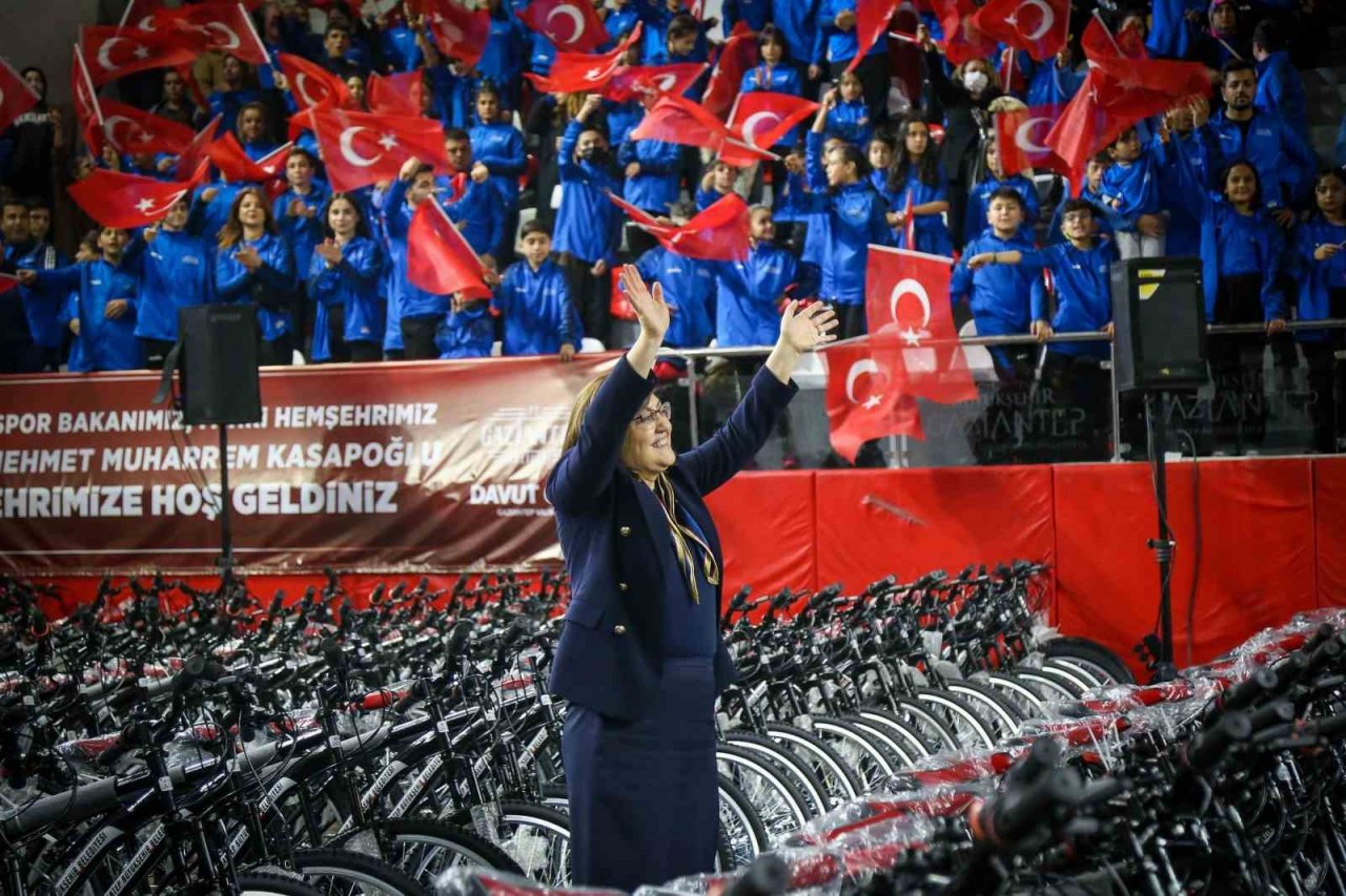Gaziantep’te bin 500 lisanslı sporcuya bisiklet dağıtıldı