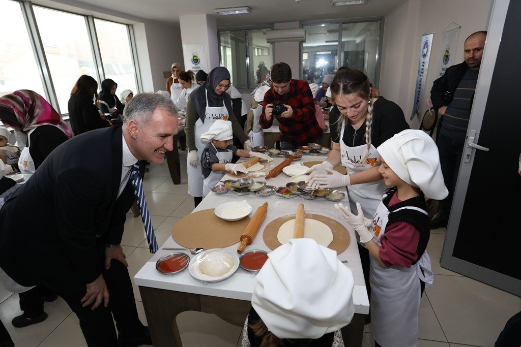 Minik aşçıların ellerinden ‘İnegöl köfteli pizza’