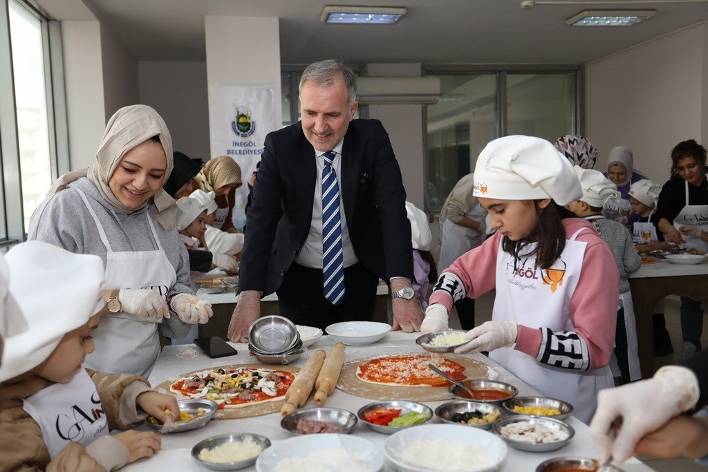 Minik aşçıların ellerinden ‘İnegöl köfteli pizza’