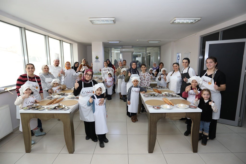 Minik aşçıların ellerinden ‘İnegöl köfteli pizza’