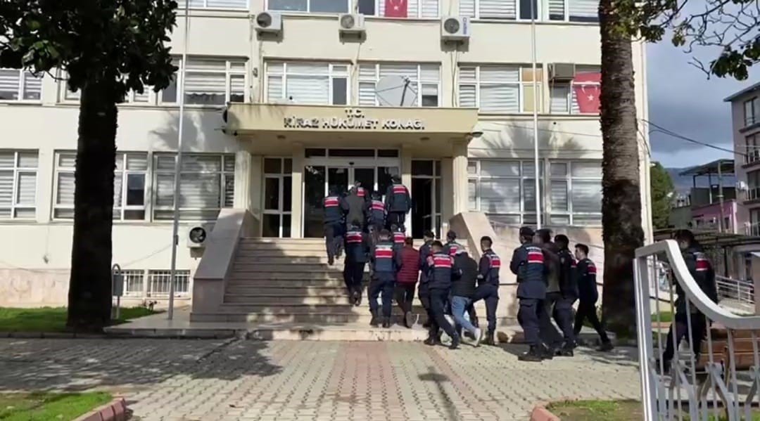 İzmir’de zehir tacirlerine ‘kökünü kurutma operasyonu: 59 gözaltı