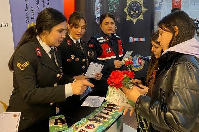 İzmir jandarması anneleri bilgilendirdi