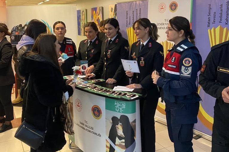 İzmir jandarması anneleri bilgilendirdi