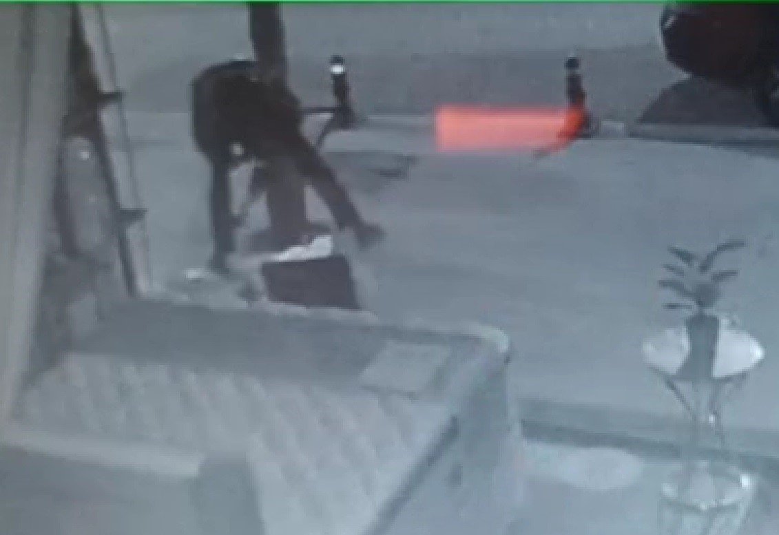 Hırsını Hülya Avşar maketinden çıkardı