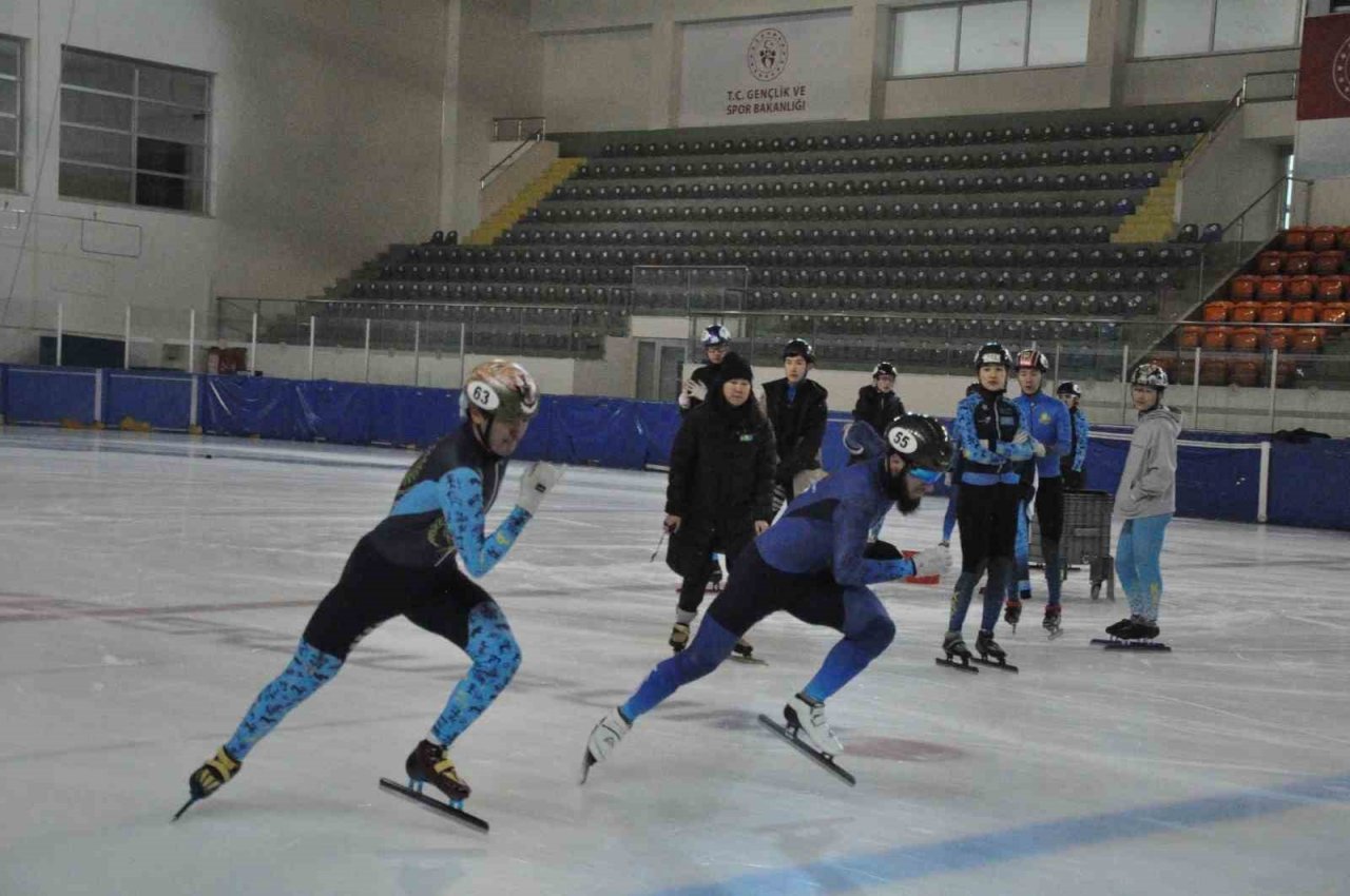 Kazakistan Short Track Milli Takımı, dünya kupasına Erzurum’da hazırlanıyor