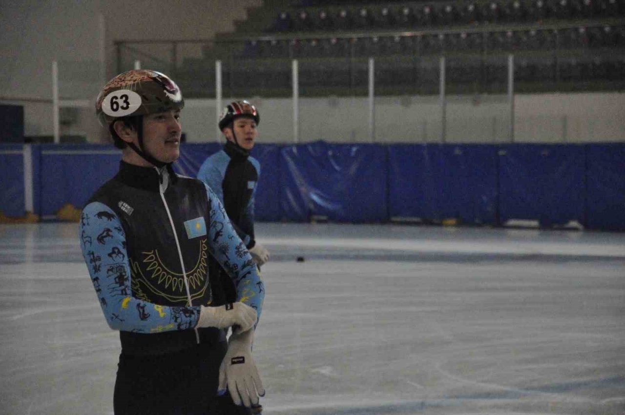 Kazakistan Short Track Milli Takımı, dünya kupasına Erzurum’da hazırlanıyor