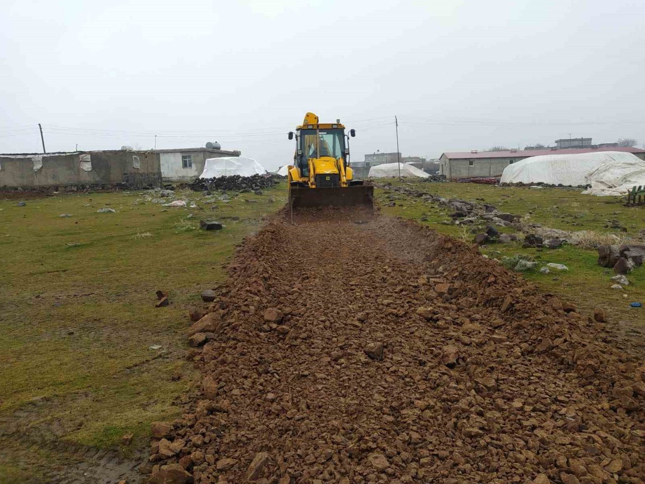 Kış şartlarına rağmen yol çalışmaları sürdürülüyor