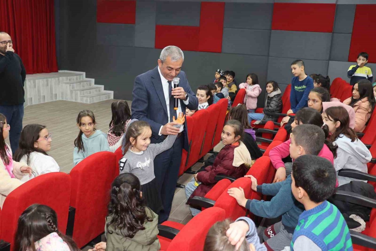 Başkan Kaplan karne hediyesi olarak öğrencileri tiyatro ile buluşturdu