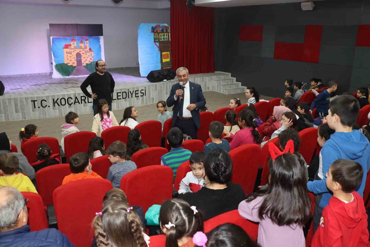 Başkan Kaplan karne hediyesi olarak öğrencileri tiyatro ile buluşturdu