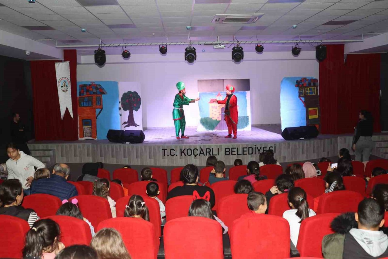 Başkan Kaplan karne hediyesi olarak öğrencileri tiyatro ile buluşturdu