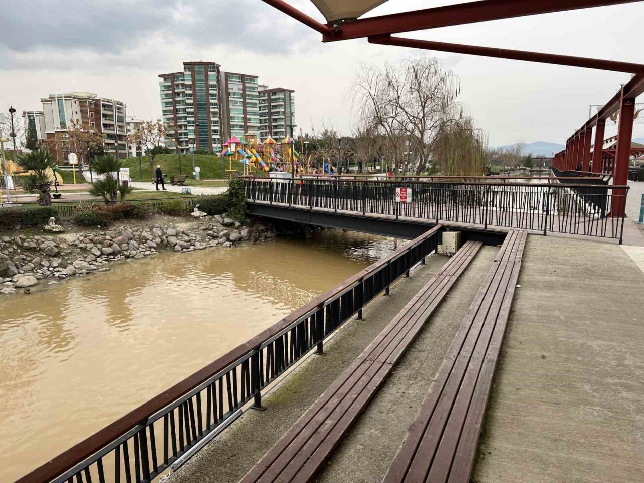 Parktaki su kanalına düşen çocuk boğulma tehlikesi geçirdi