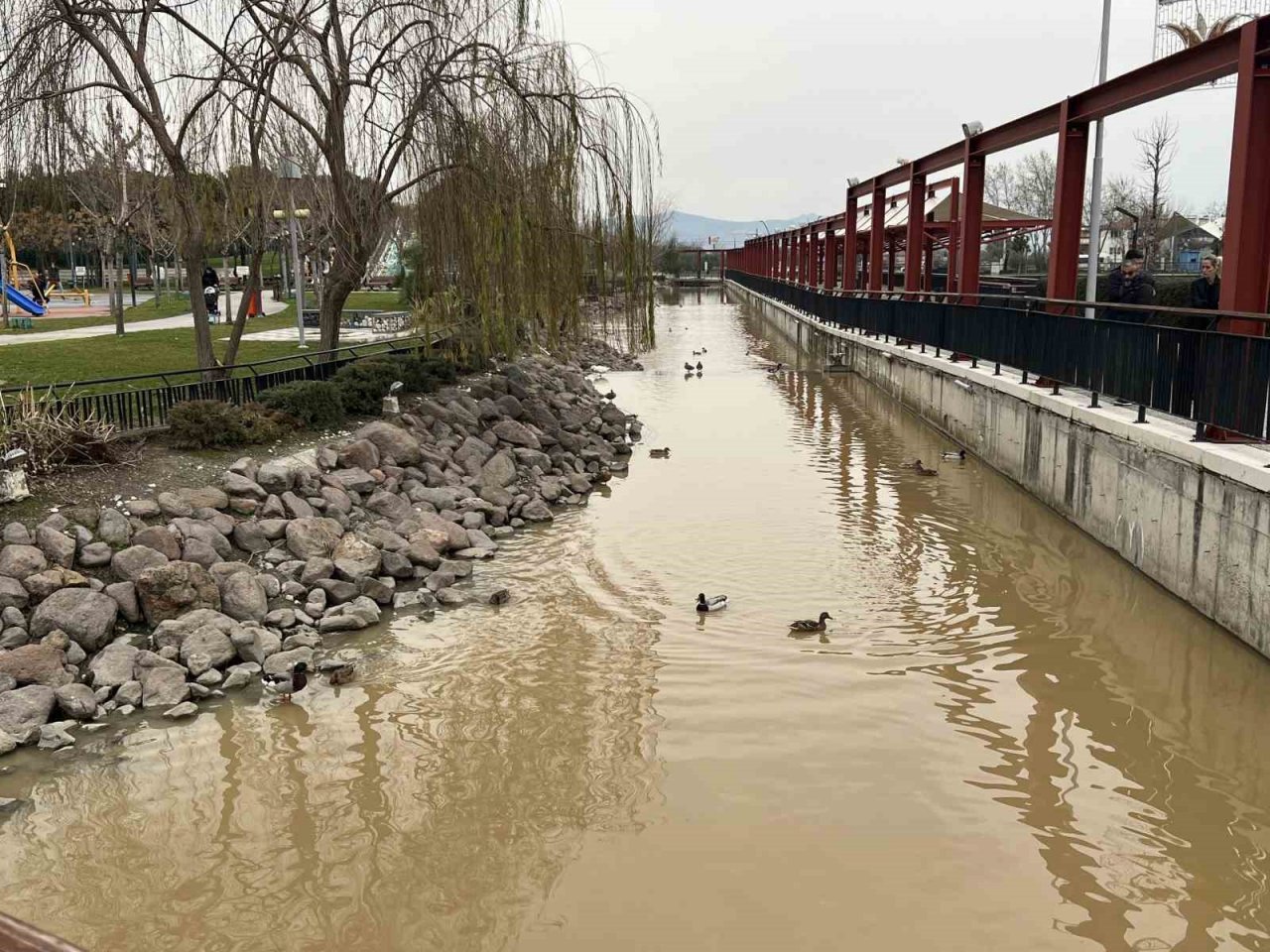 Parktaki su kanalına düşen çocuk boğulma tehlikesi geçirdi