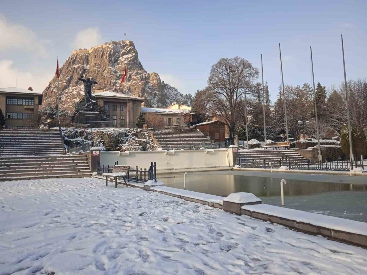 Afyonkarahisar’da kar yağışı etkisini gösterdi