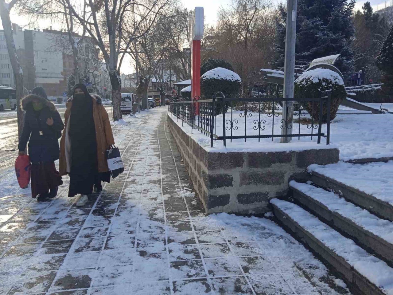 Afyonkarahisar’da kar yağışı etkisini gösterdi