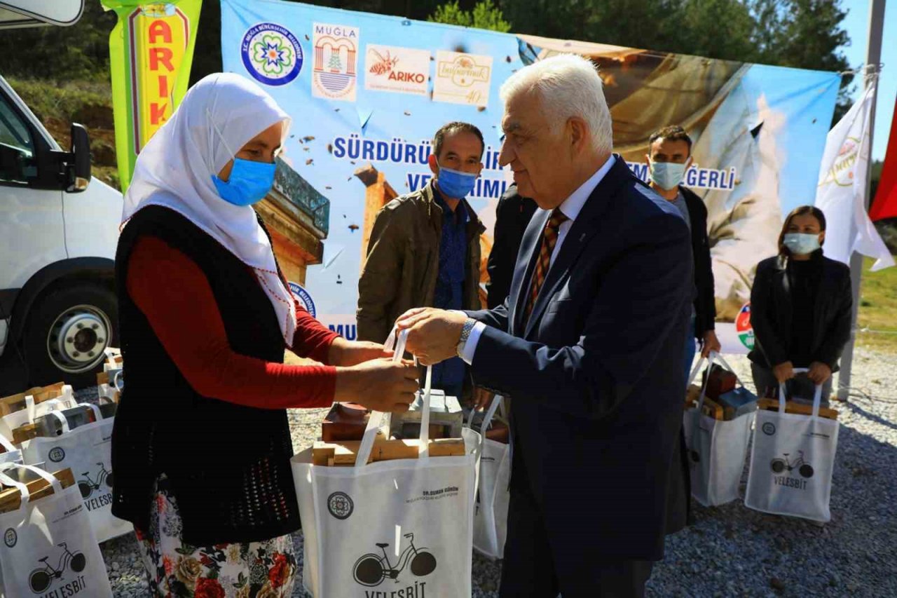 Muğlalı bal üreticisine Büyükşehir’den destek