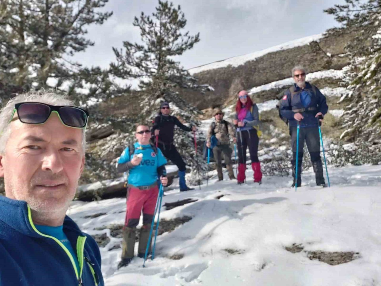 Muğlalı doğaseverlerden karlı Madran Dağı yürüyüşü
