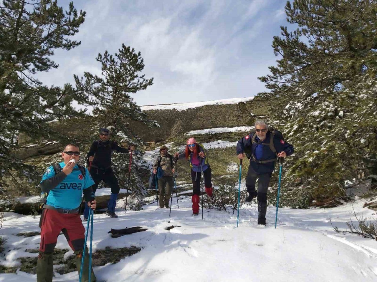 Muğlalı doğaseverlerden karlı Madran Dağı yürüyüşü