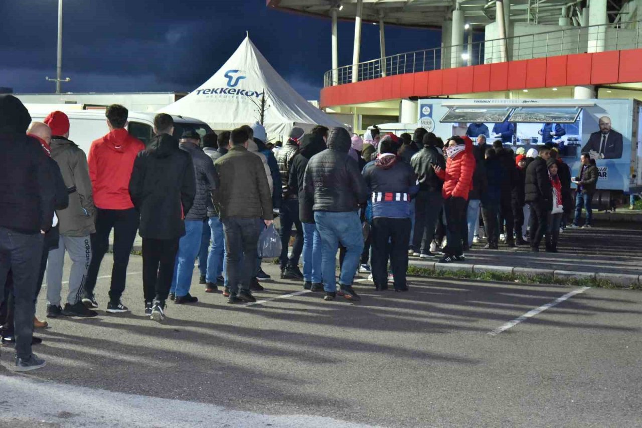 Başkan Togar’dan taraftara pilav ikramı