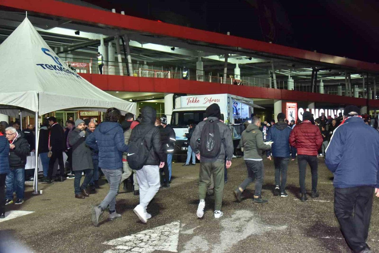 Başkan Togar’dan taraftara pilav ikramı