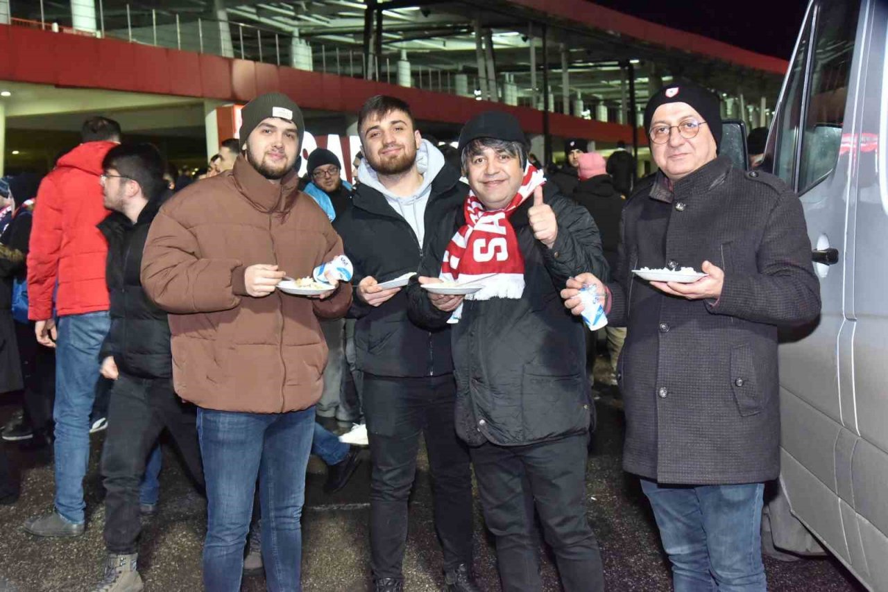 Başkan Togar’dan taraftara pilav ikramı