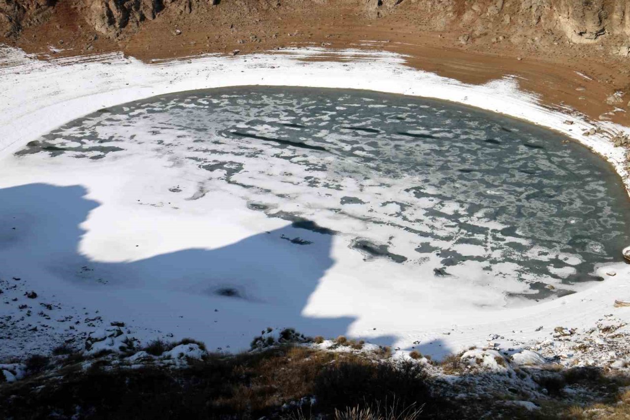 Donan gölde kartpostallık görüntüler oluştu