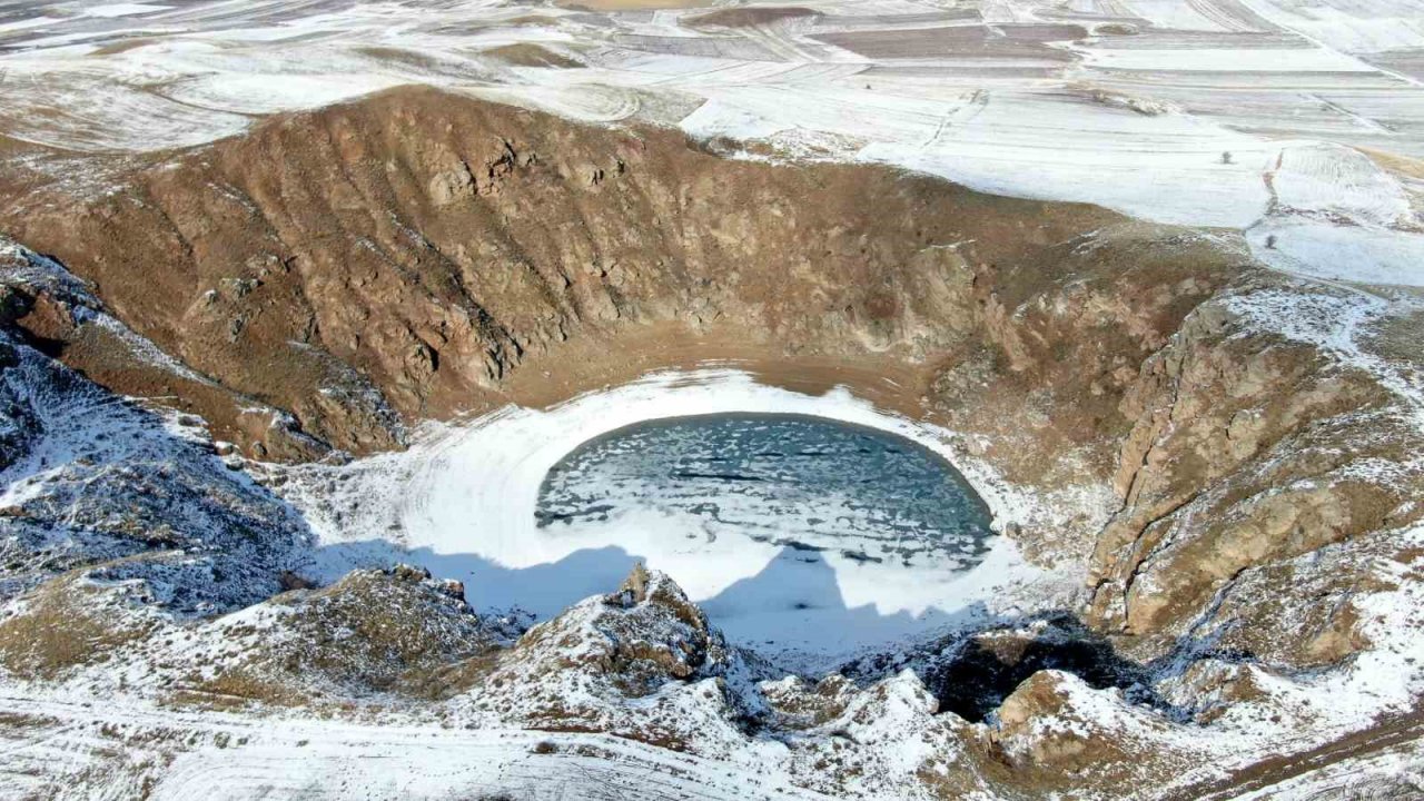 Donan gölde kartpostallık görüntüler oluştu