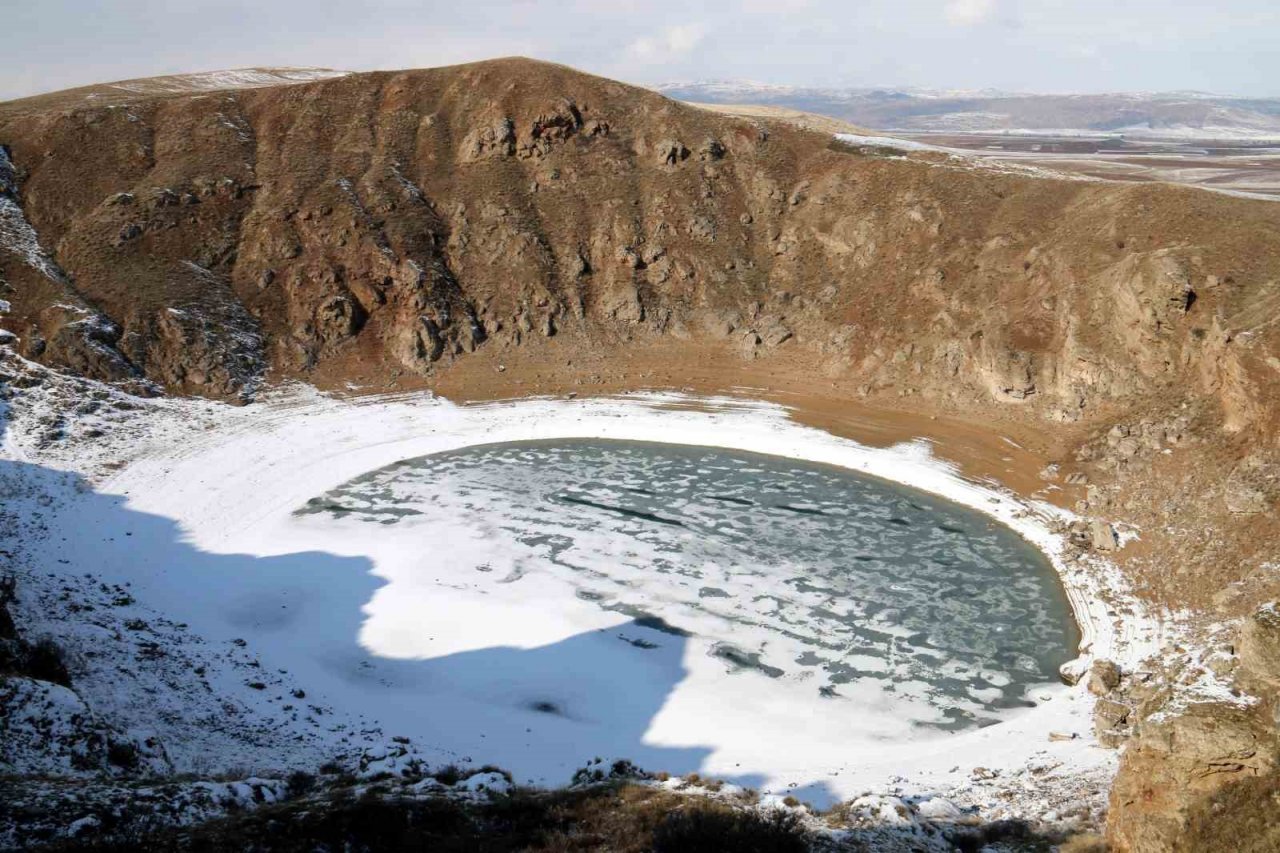 Donan gölde kartpostallık görüntüler oluştu