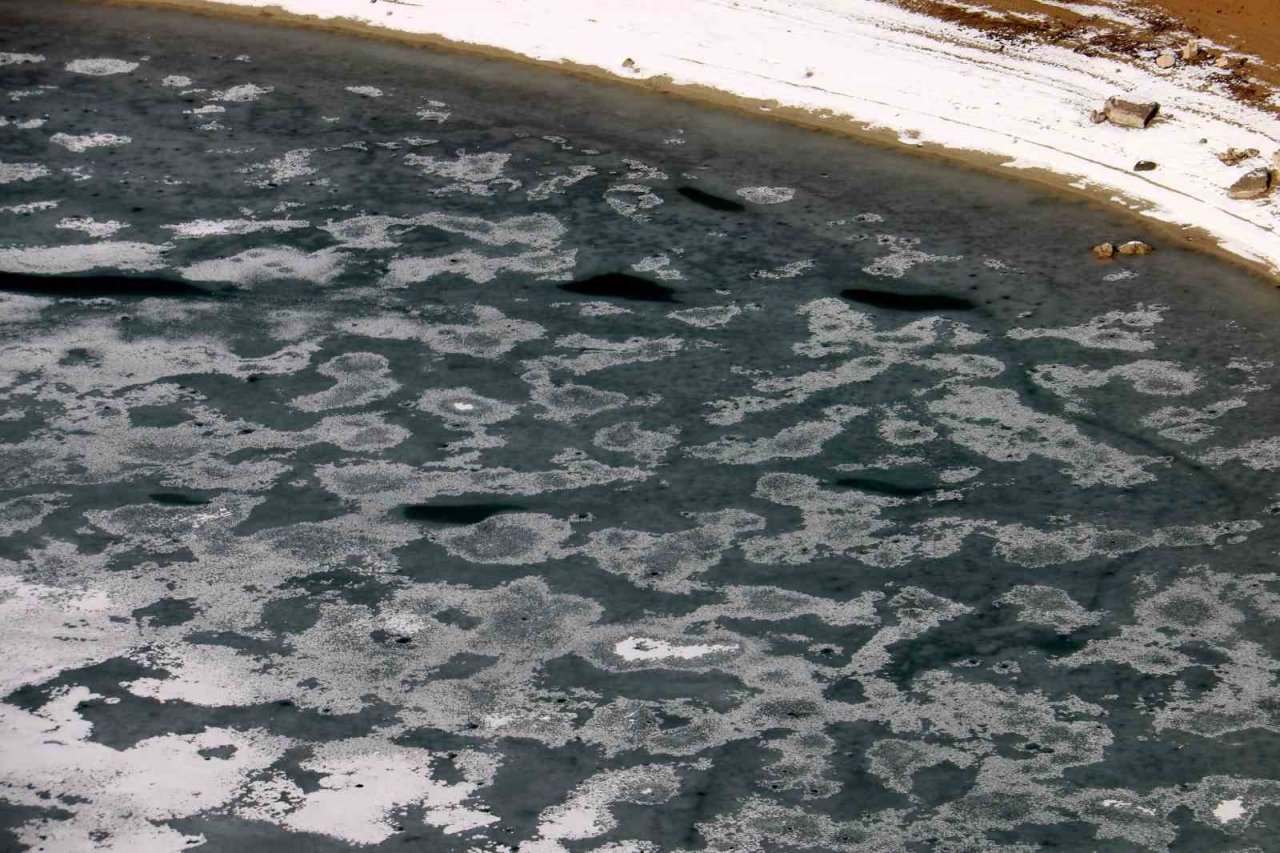 Donan gölde kartpostallık görüntüler oluştu