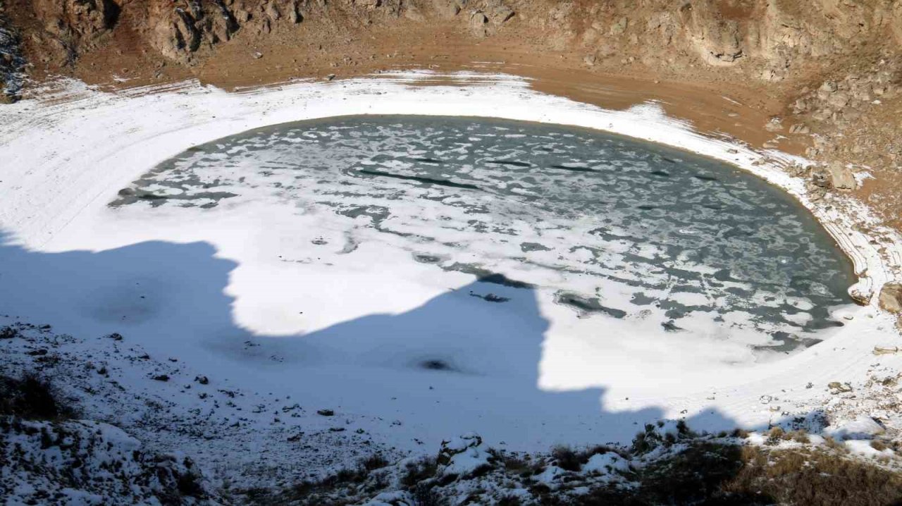 Donan gölde kartpostallık görüntüler oluştu