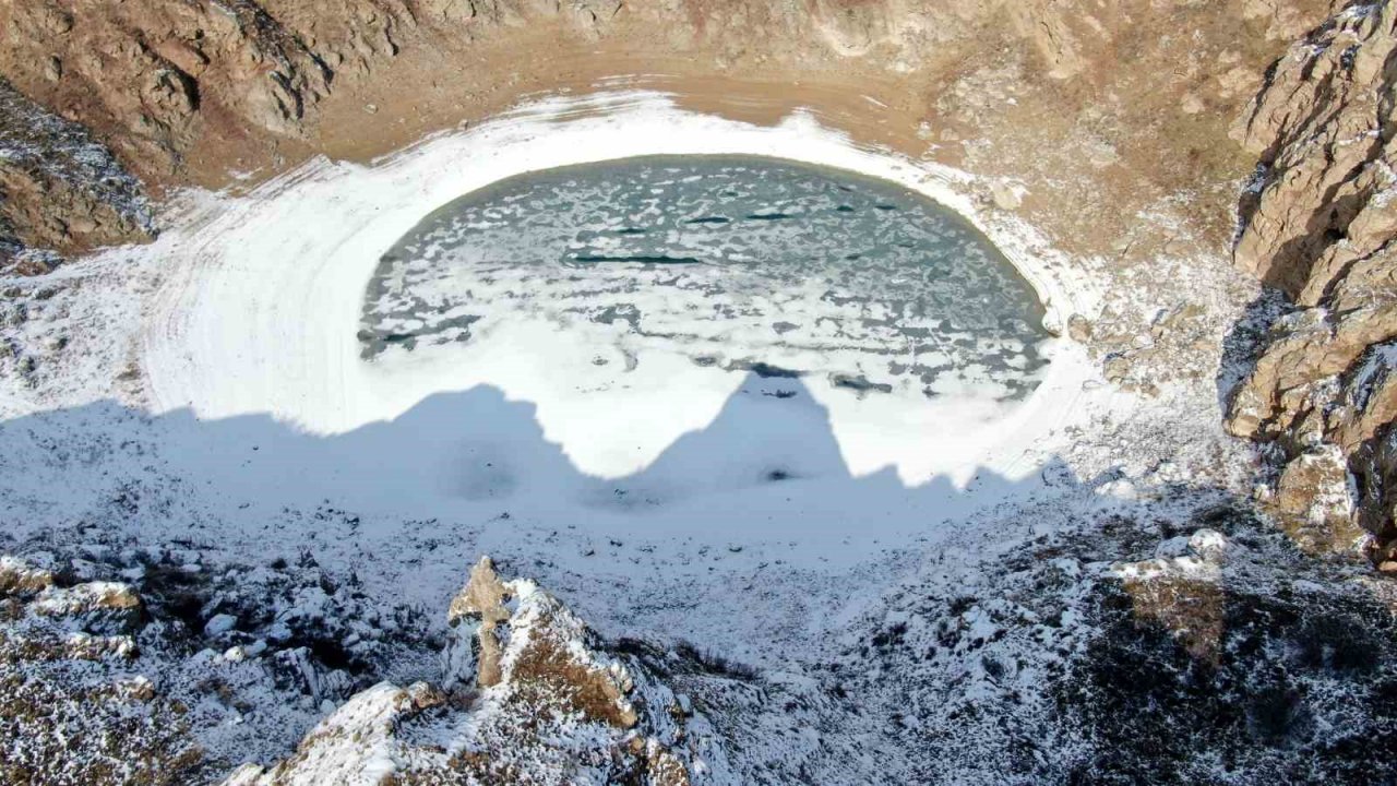 Donan gölde kartpostallık görüntüler oluştu