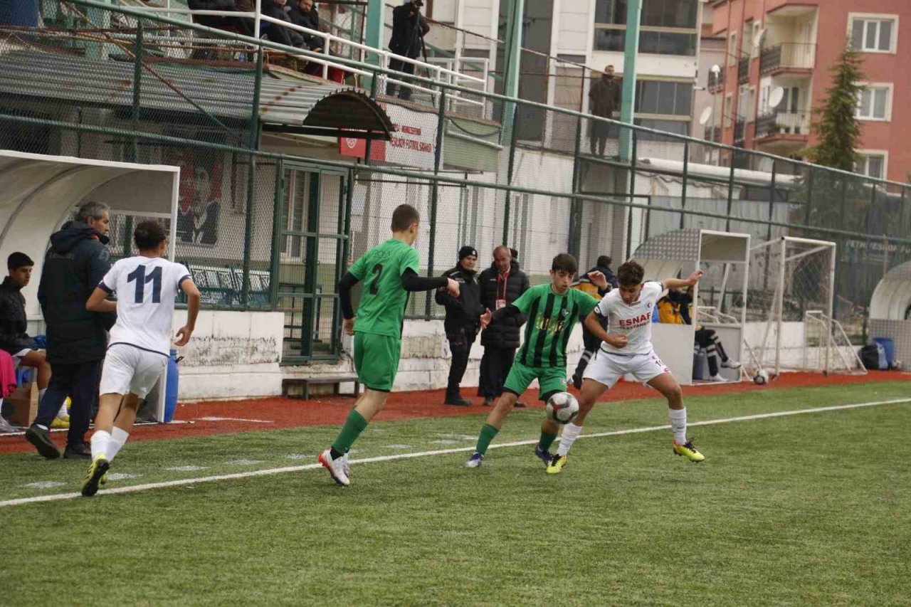 Denizlispor rakibini mağlup ederek lider oldu