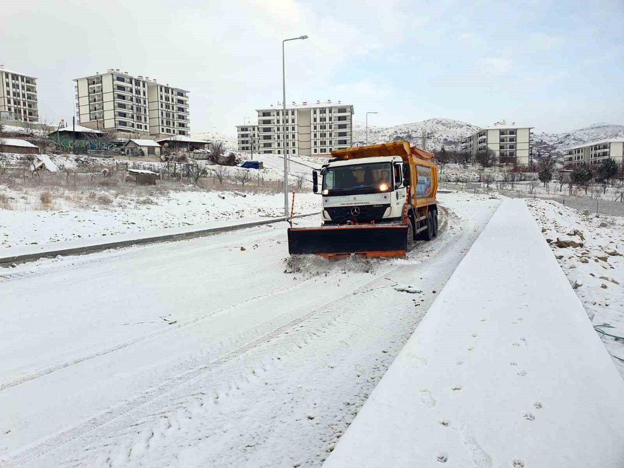 Yenimahalle’de kar mesaisi