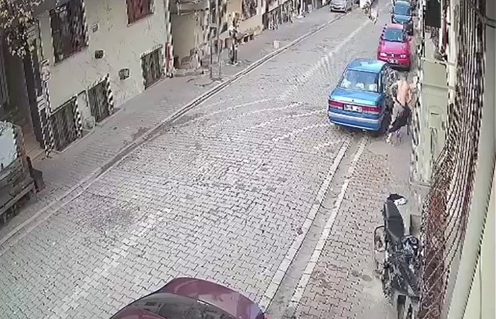 İnternetten tanıştığı engelli gencin evine gitti, aileye yakalanınca yarı çıplak halde kaçtı