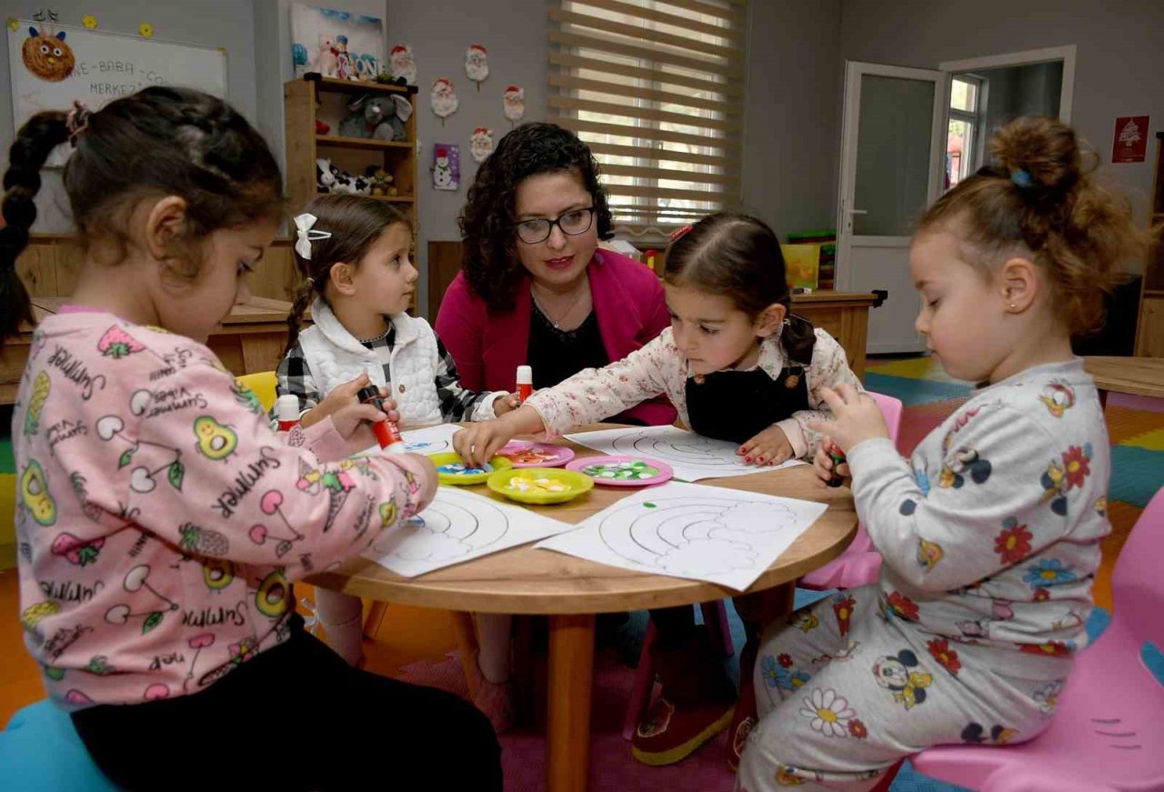 Anne-Baba Çocuk Merkezi minikleri eğitim hayatına hazırlıyor